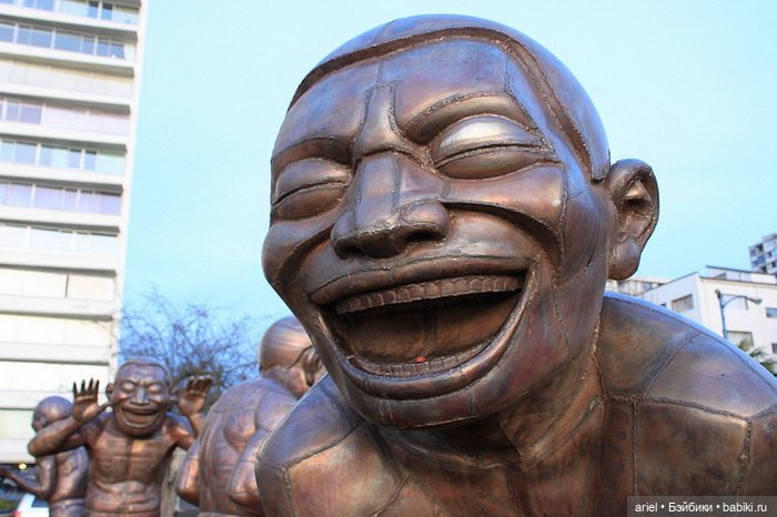 Терапевтические скульптуры от китайского автора Yue Minjun (фото 4)