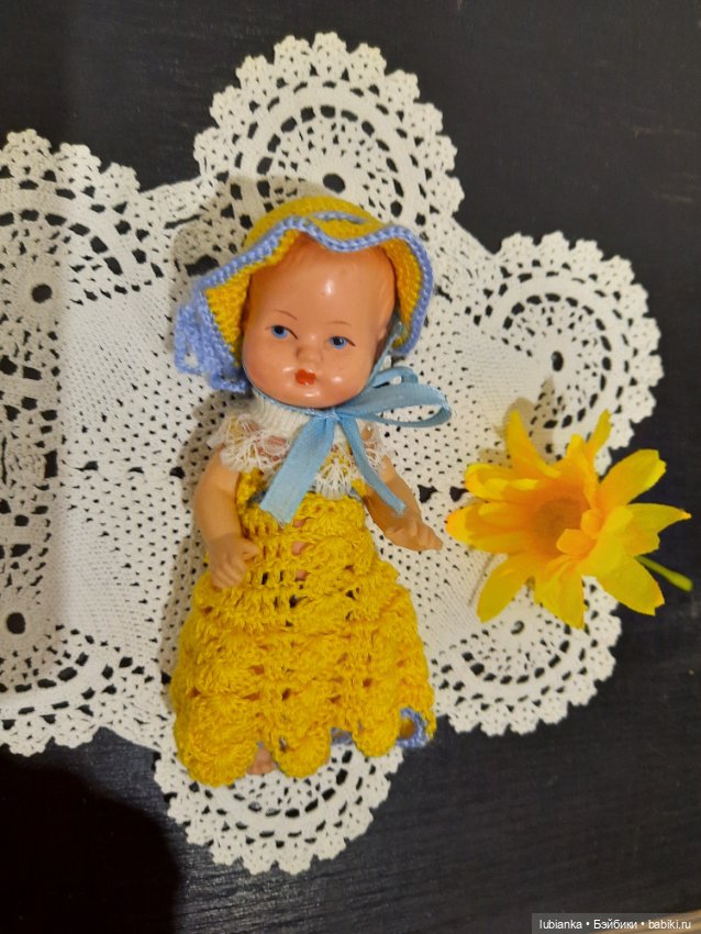 Стоят девчонки, стоят в сторонке