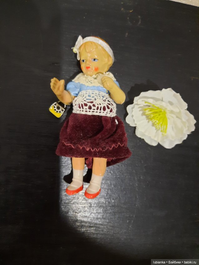 Стоят девчонки, стоят в сторонке