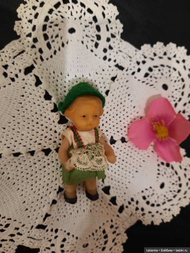 Стоят девчонки, стоят в сторонке