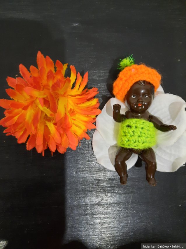 Стоят девчонки, стоят в сторонке