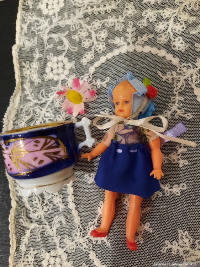 Стоят девчонки,стоят в сторонке