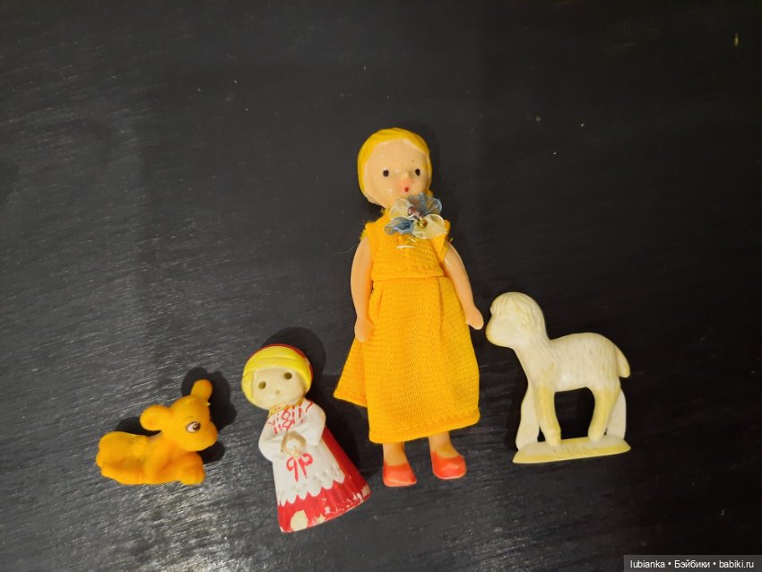 Стоят девчонки,стоят в сторонке