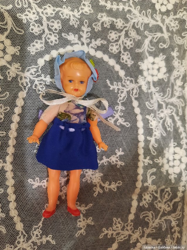 Стоят девчонки, стоят в сторонке