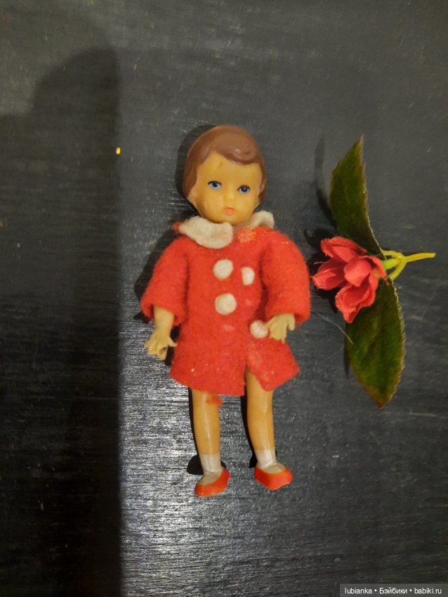 Стоят девчонки,стоят в сторонке