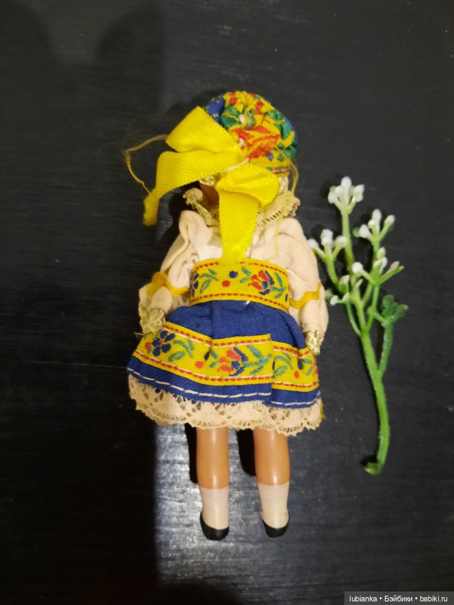 Стоят девчонки,стоят в сторонке