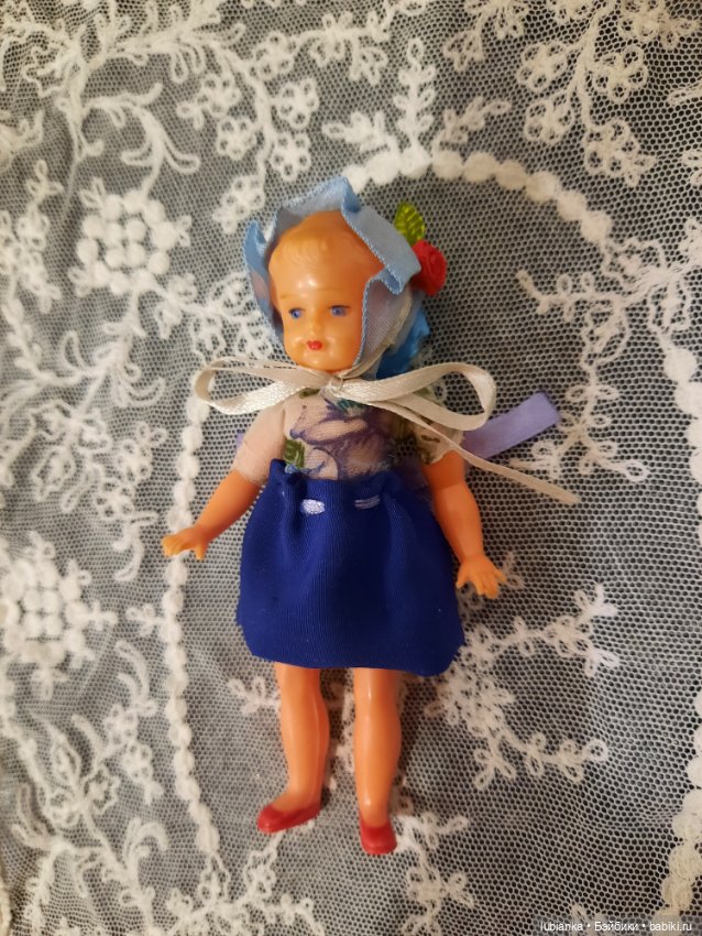 Стоят девчонки,стоят в сторонке