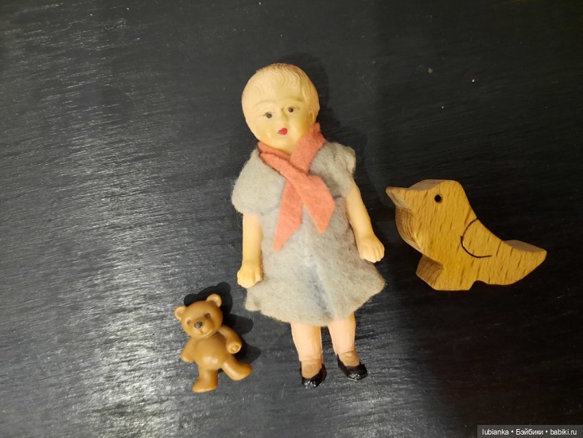 Стоят девчонки, стоят в сторонке