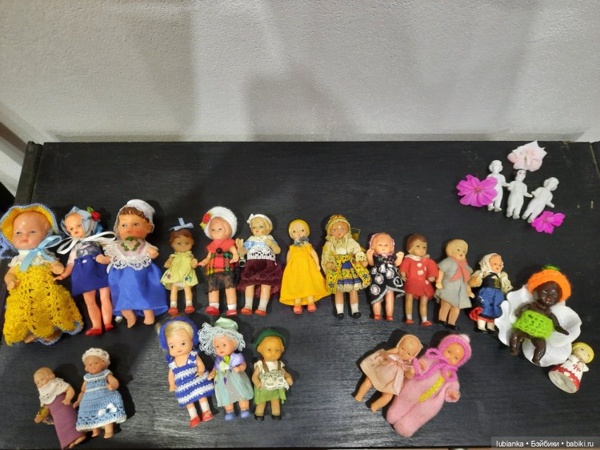 Стоят девчонки,стоят в сторонке