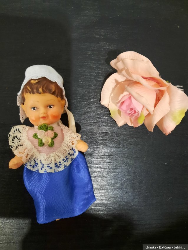 Стоят девчонки,стоят в сторонке