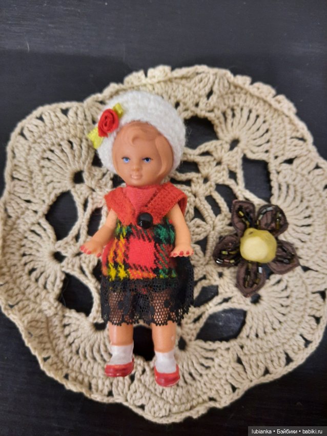 Стоят девчонки,стоят в сторонке