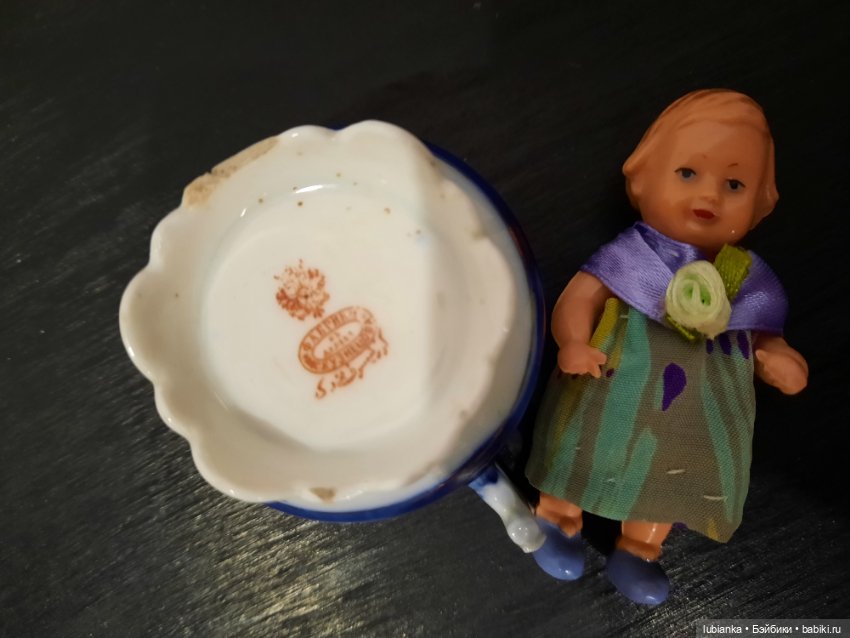 Стоят девчонки, стоят в сторонке