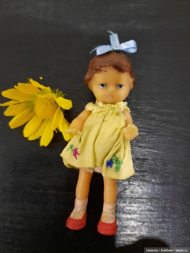 Стоят девчонки,стоят в сторонке