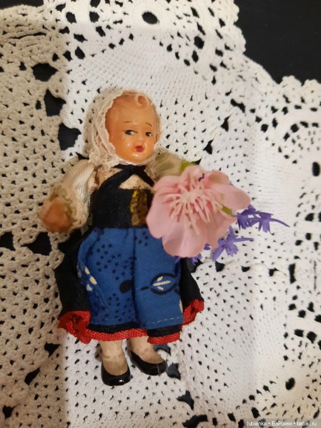 Стоят девчонки,стоят в сторонке