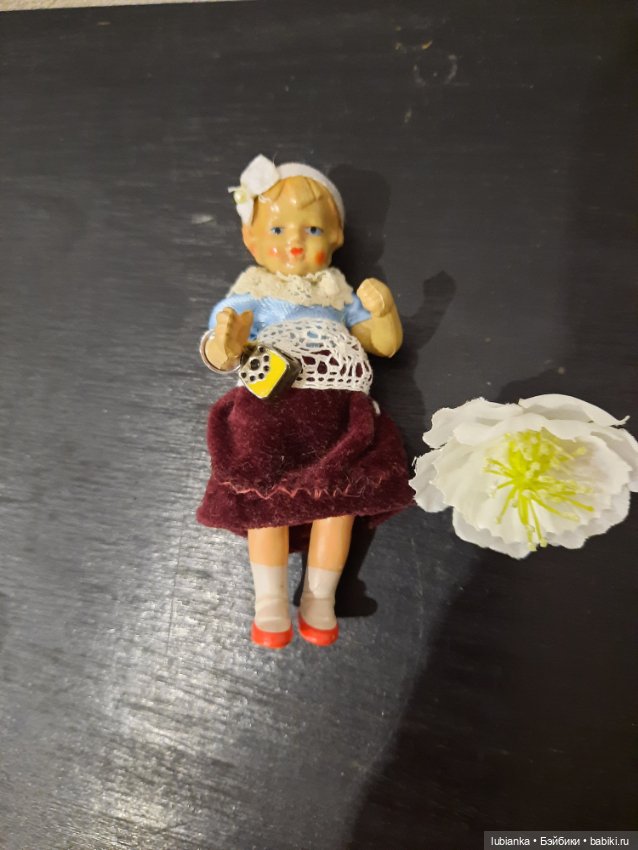 Стоят девчонки,стоят в сторонке