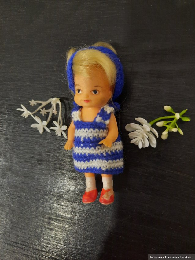 Стоят девчонки, стоят в сторонке