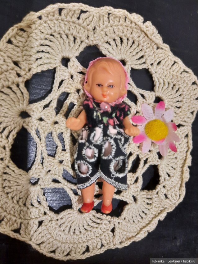 Стоят девчонки, стоят в сторонке