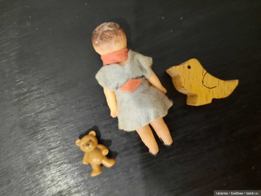 Стоят девчонки, стоят в сторонке