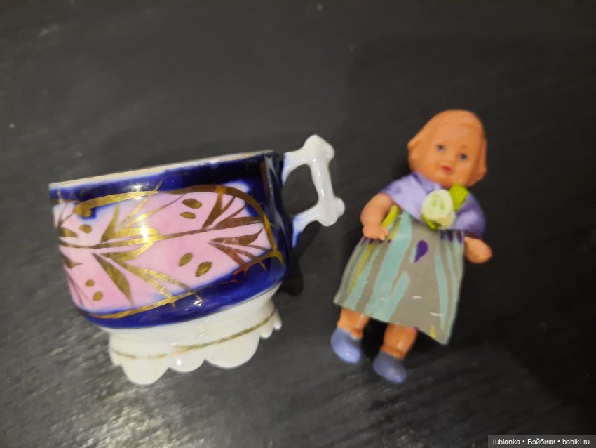 Стоят девчонки,стоят в сторонке