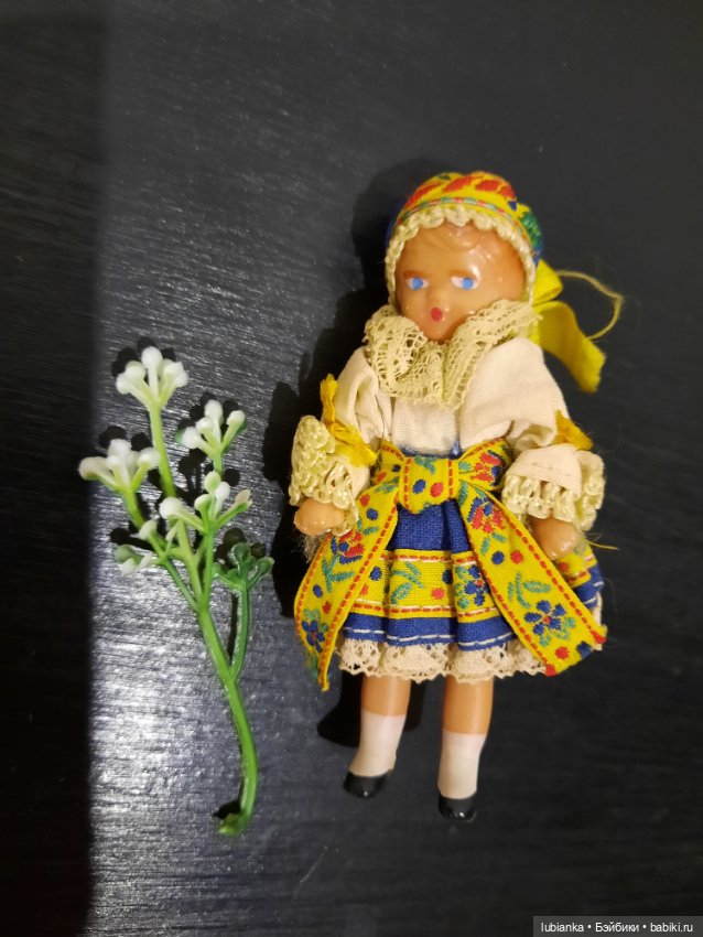 Стоят девчонки, стоят в сторонке