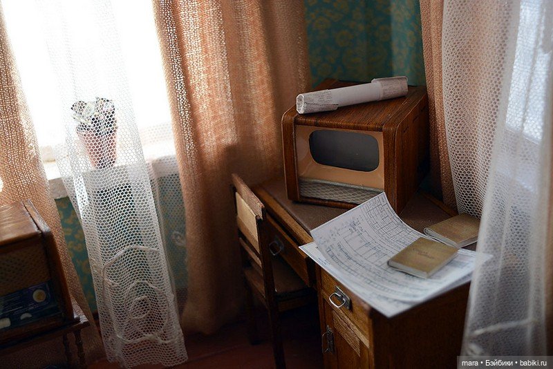 Гостиная с печкой и тремя окнами, автор румбокса Галина Чиркова