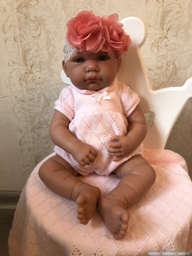 Дорогостоящая кукла и ребёнок