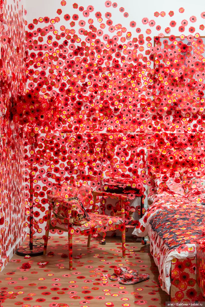 Японская художница Яёи Кусама покрыла красными цветами целую квартиру (фото 2)