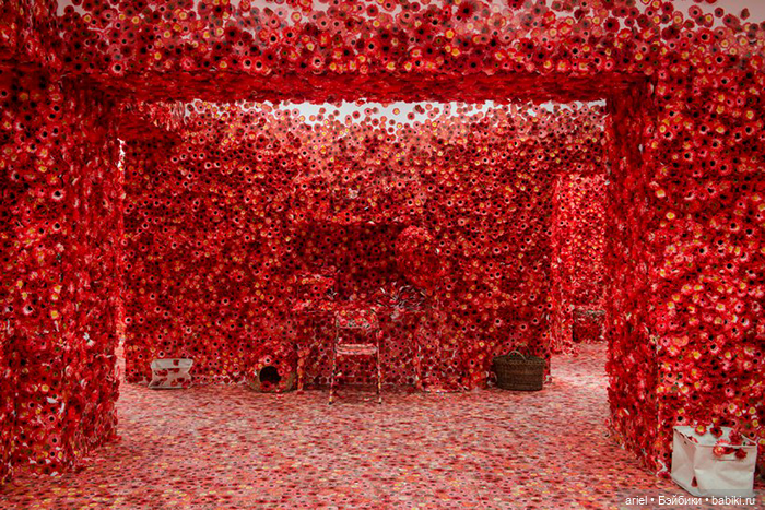 Японская художница Яёи Кусама покрыла красными цветами целую квартиру (фото 3)