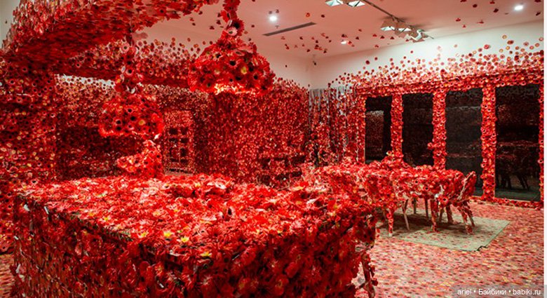 Японская художница Яёи Кусама покрыла красными цветами целую квартиру (фото 4)