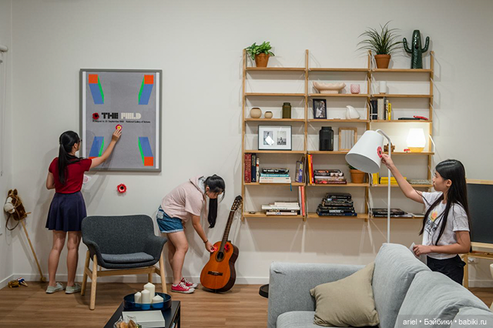 Японская художница Яёи Кусама покрыла красными цветами целую квартиру