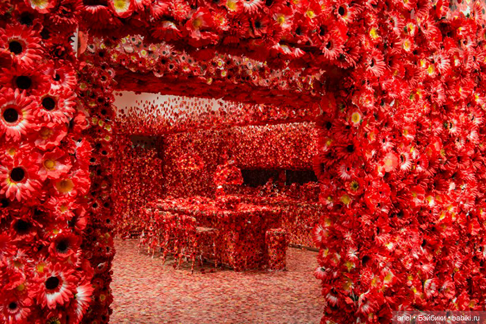 Японская художница Яёи Кусама покрыла красными цветами целую квартиру (фото 8)