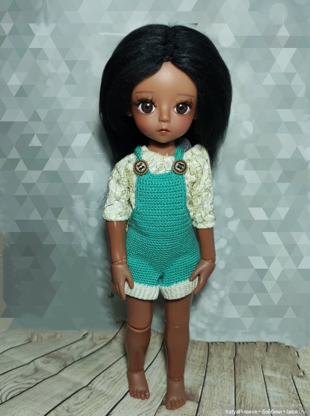 Паричек из пряжи на вязаной шапочке (фото 3)