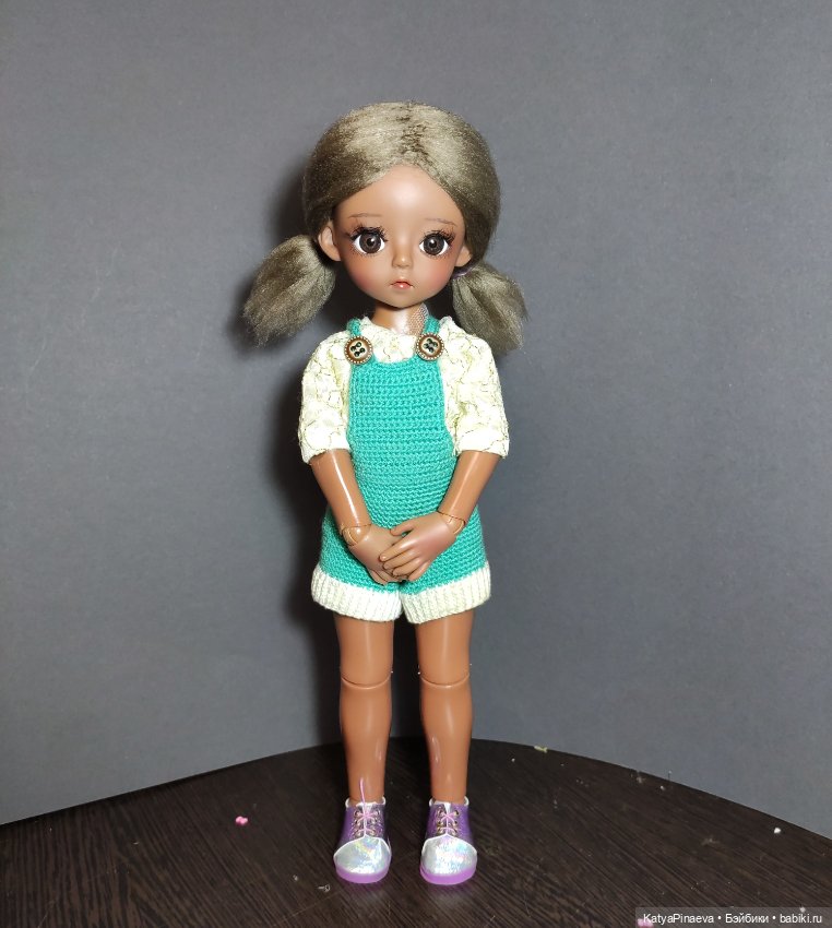 Паричек из пряжи на вязаной шапочке (фото 4)