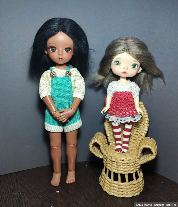 Паричек из пряжи на вязаной шапочке