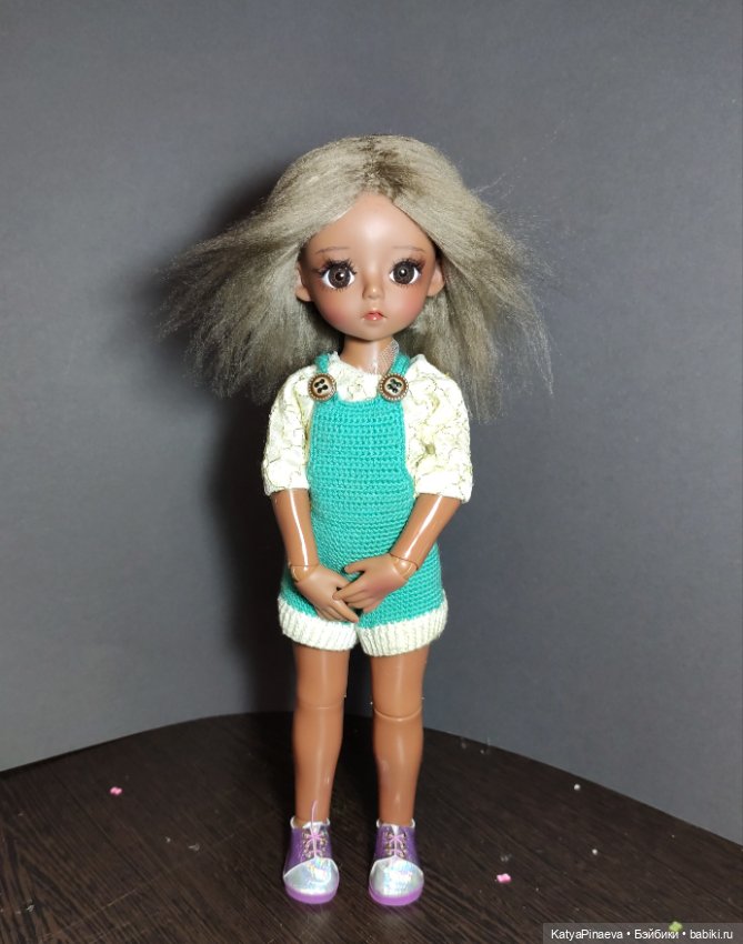 Паричек из пряжи на вязаной шапочке (фото 5)