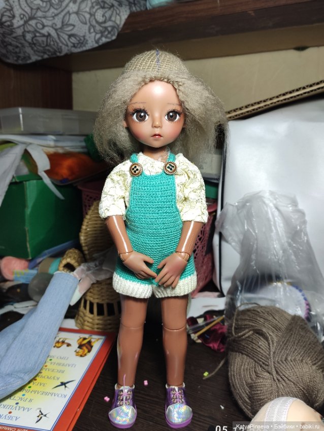 Паричек из пряжи на вязаной шапочке (фото 6)