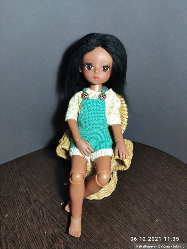 Паричек из пряжи на вязаной шапочке (фото 2)