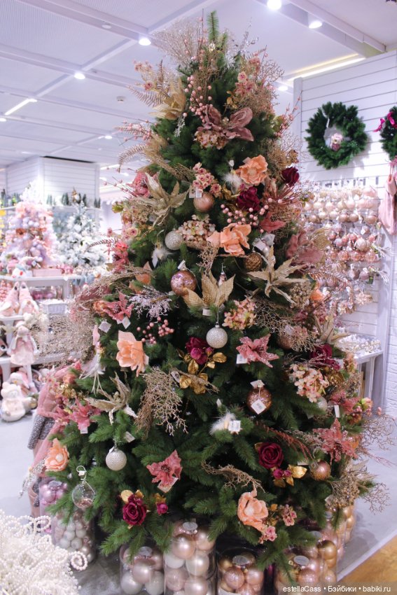 Тигр подкрадывается по снегу