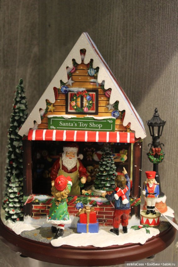 Тигр подкрадывается по снегу