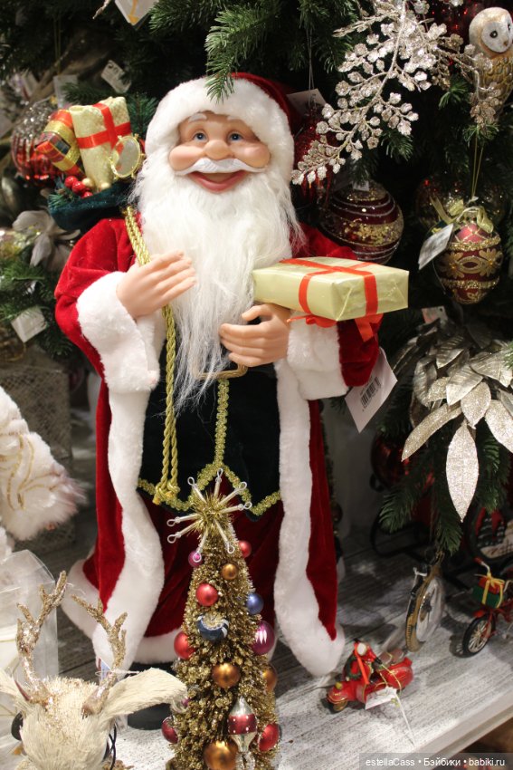 Тигр подкрадывается по снегу