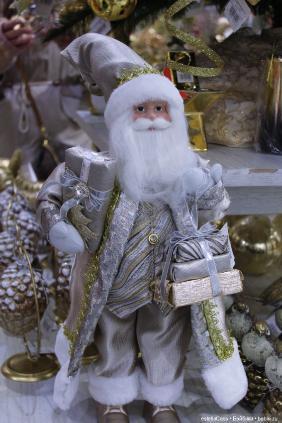 Тигр подкрадывается по снегу