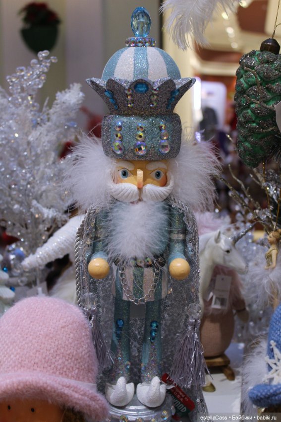 Тигр подкрадывается по снегу