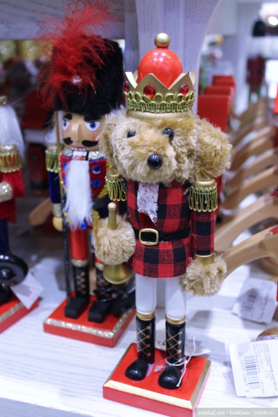 Тигр подкрадывается по снегу