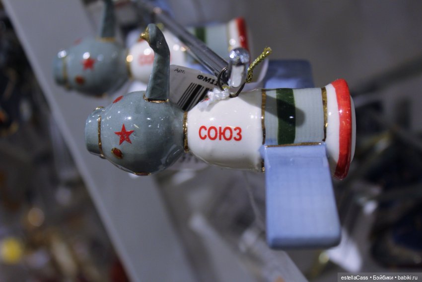 Тигр подкрадывается по снегу