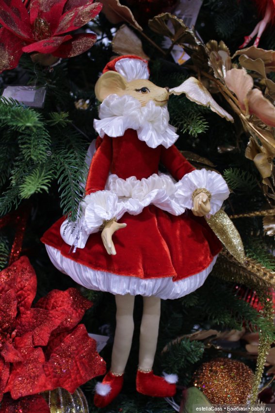 Тигр подкрадывается по снегу