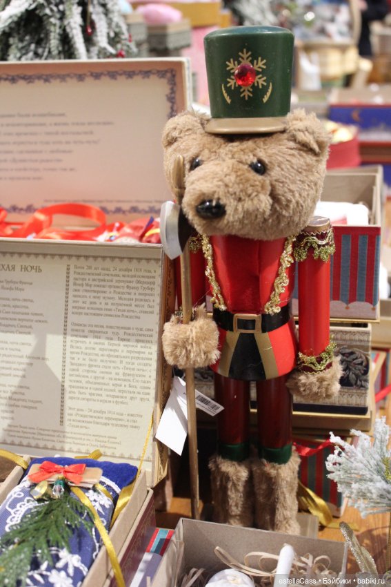 Тигр подкрадывается по снегу