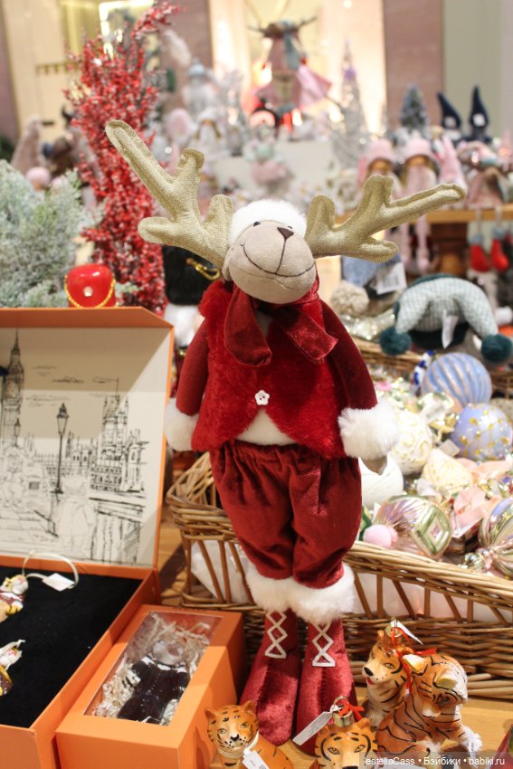 Тигр подкрадывается по снегу