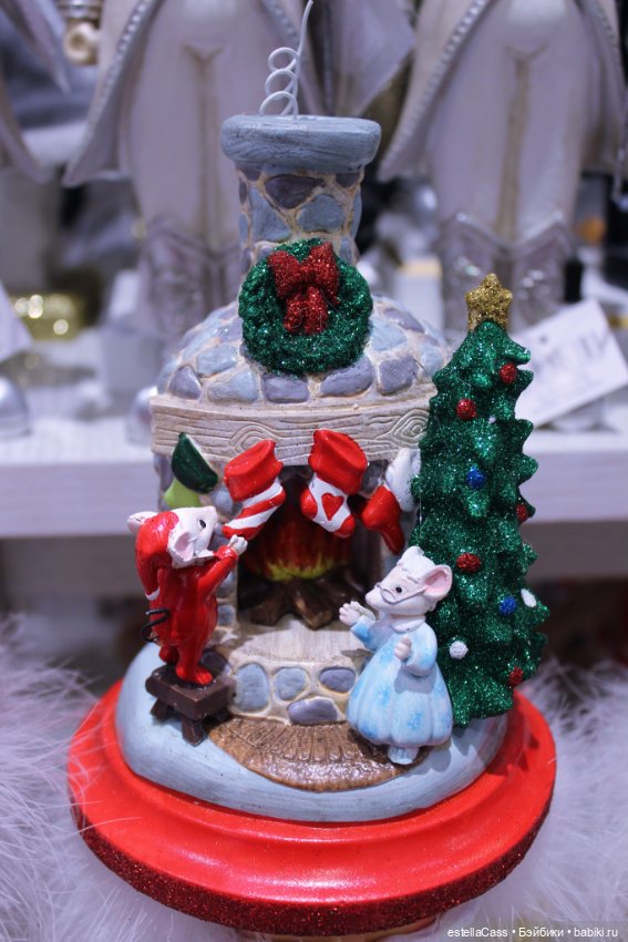 Тигр подкрадывается по снегу