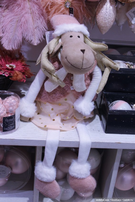 Тигр подкрадывается по снегу