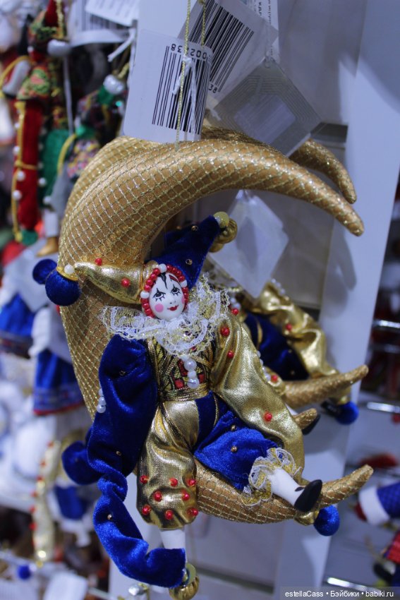 Тигр подкрадывается по снегу